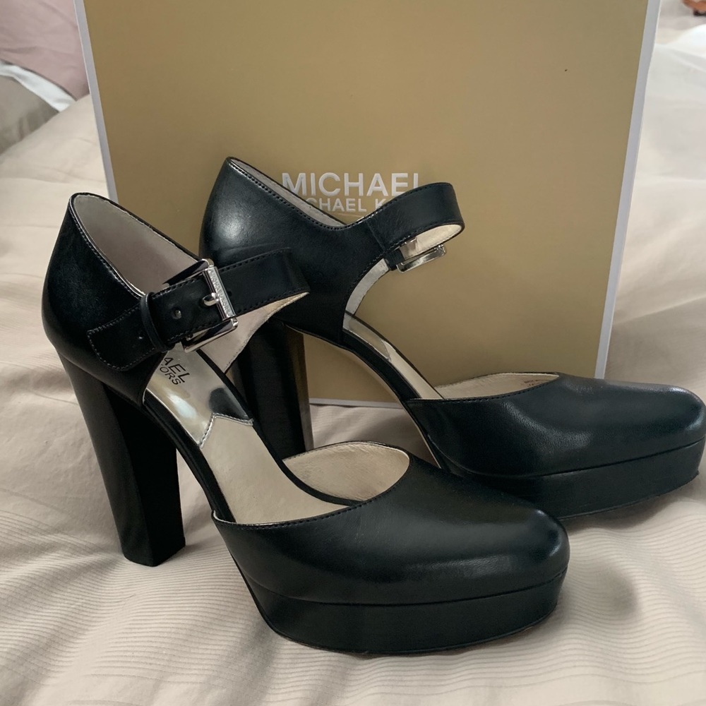 Michael Kors Black leather pumps